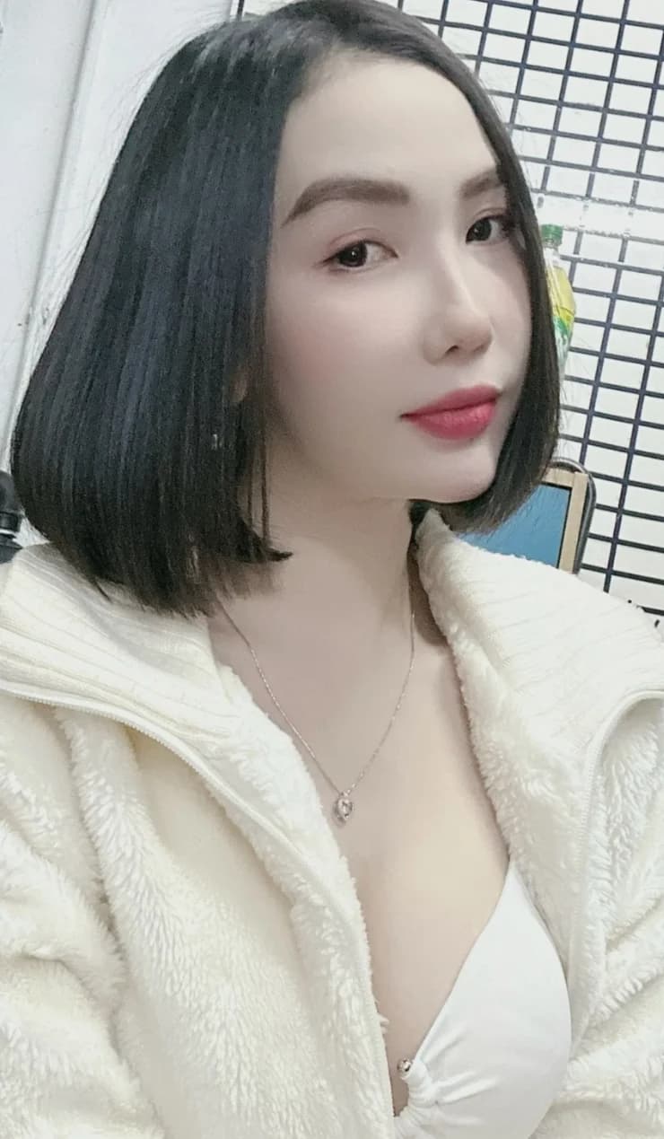 Lyn Sakura – Asian Fanvue creator profile